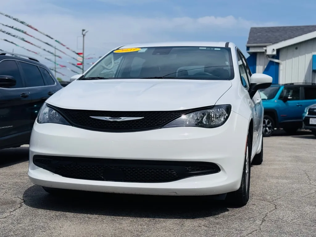 2023 Chrysler Voyager LX photo 5
