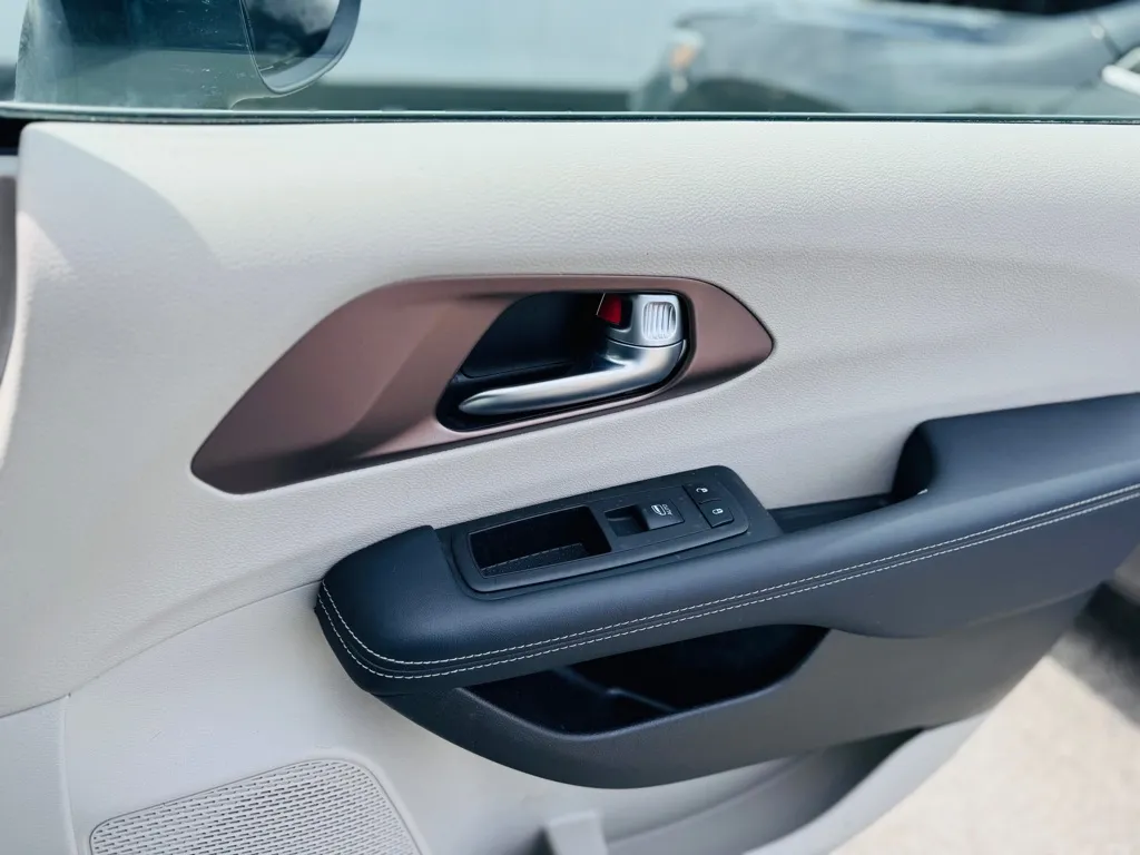 2023 Chrysler Voyager LX photo 22