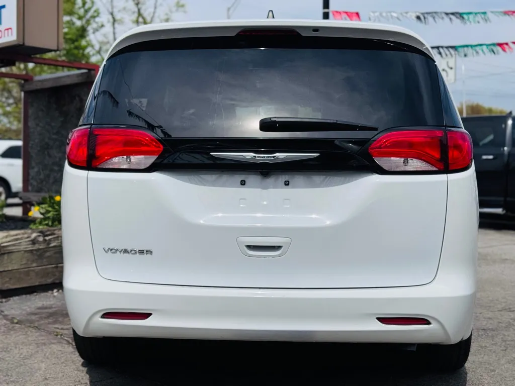 2023 Chrysler Voyager LX photo 17