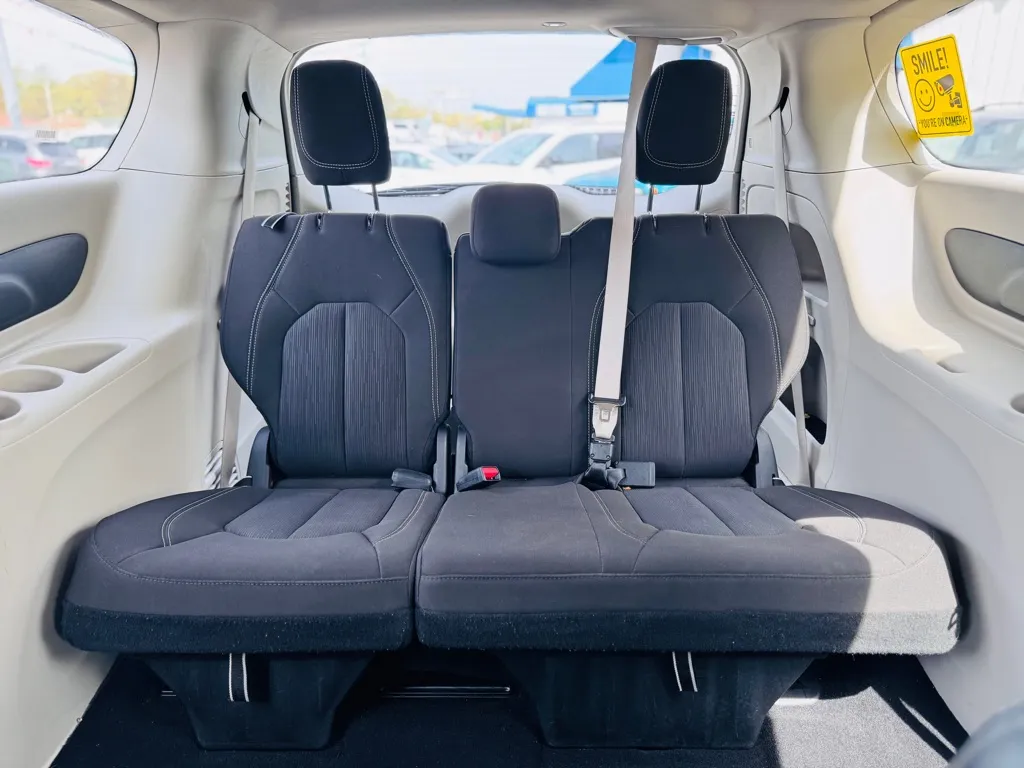 2023 Chrysler Voyager LX photo 10