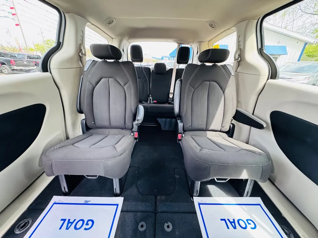 2023 Chrysler Voyager LX photo 37
