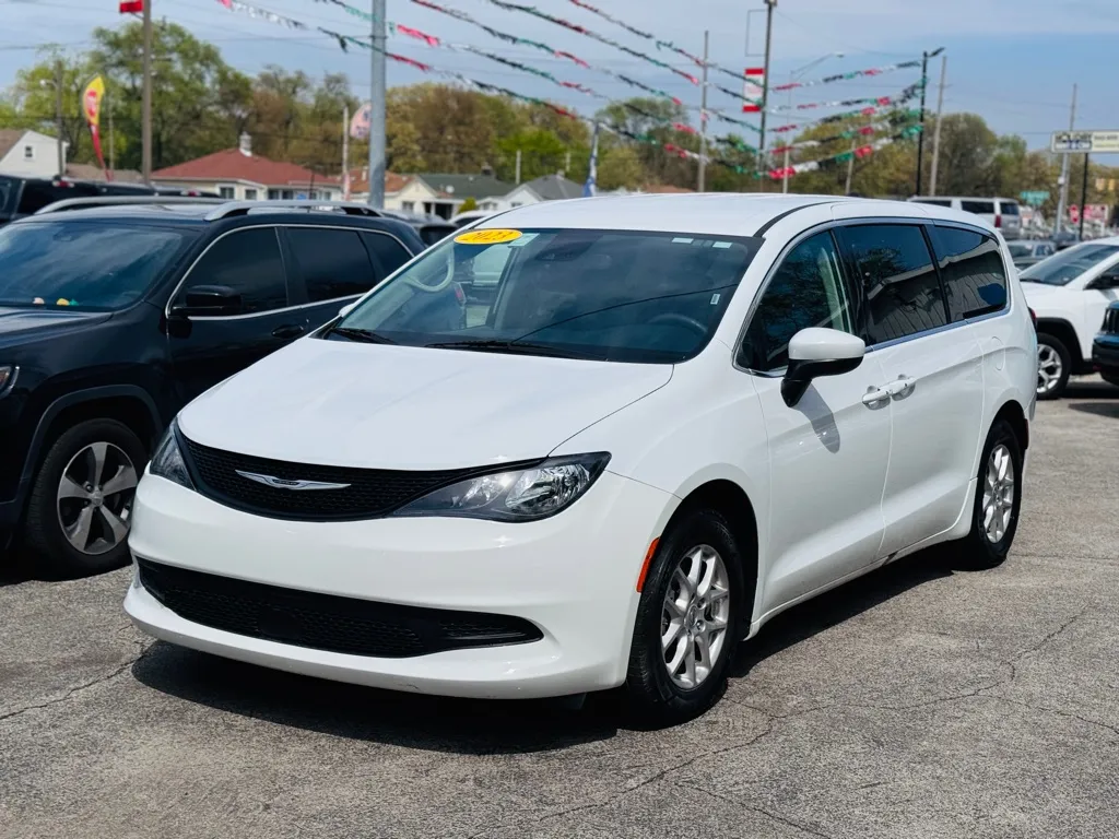 2023 Chrysler Voyager LX photo 18