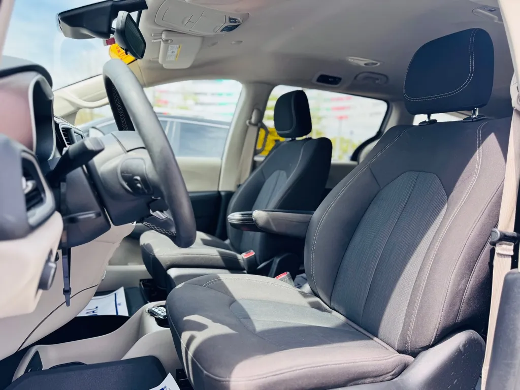 2023 Chrysler Voyager LX photo 8
