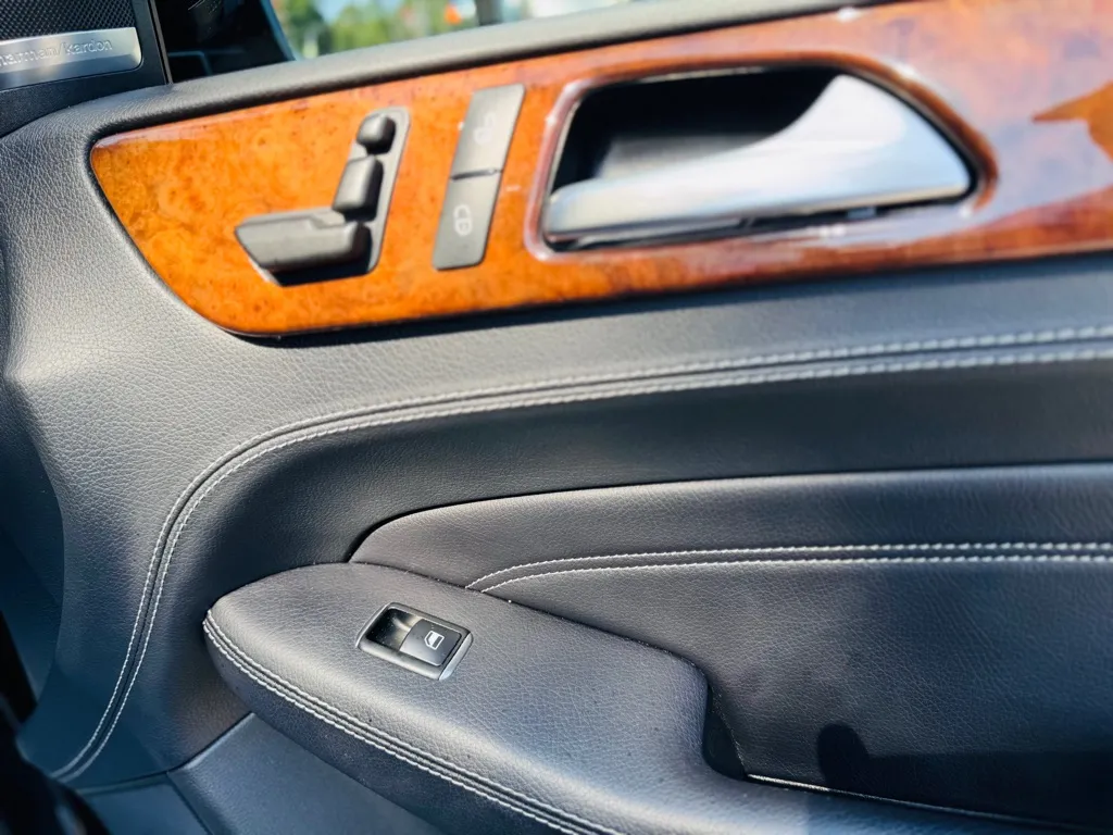 2015 Mercedes Benz ML 400 4MATIC photo 26