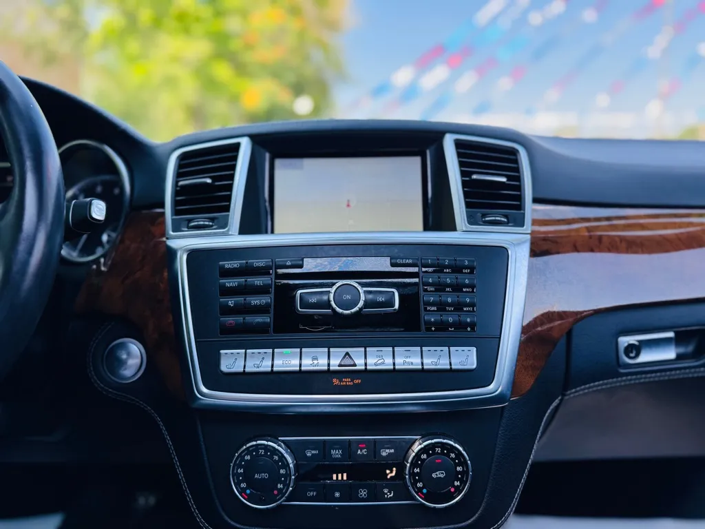 2015 Mercedes Benz ML 400 4MATIC photo 16