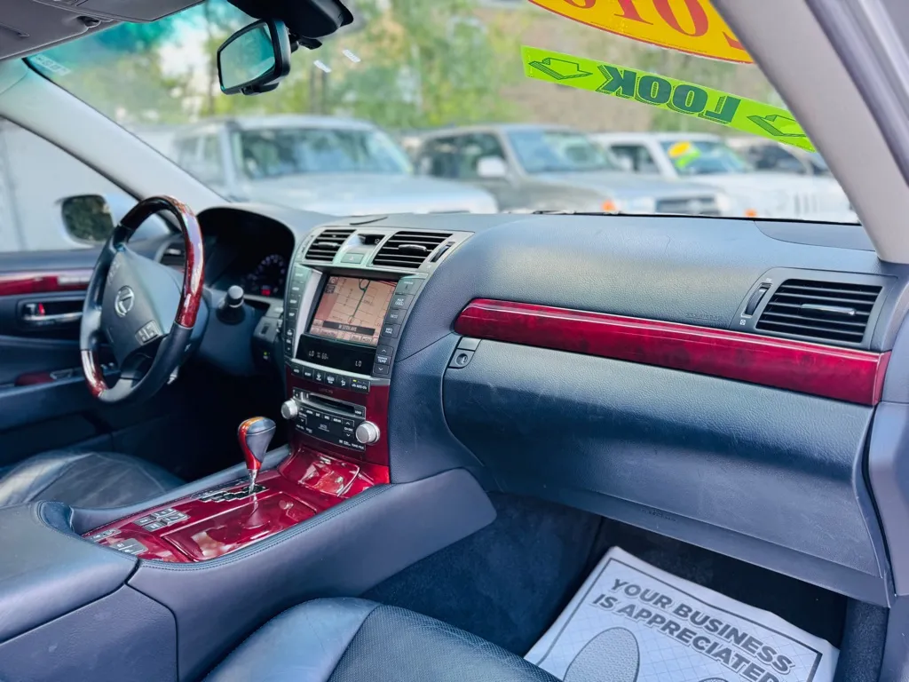 2010 Lexus LS 460 photo 25
