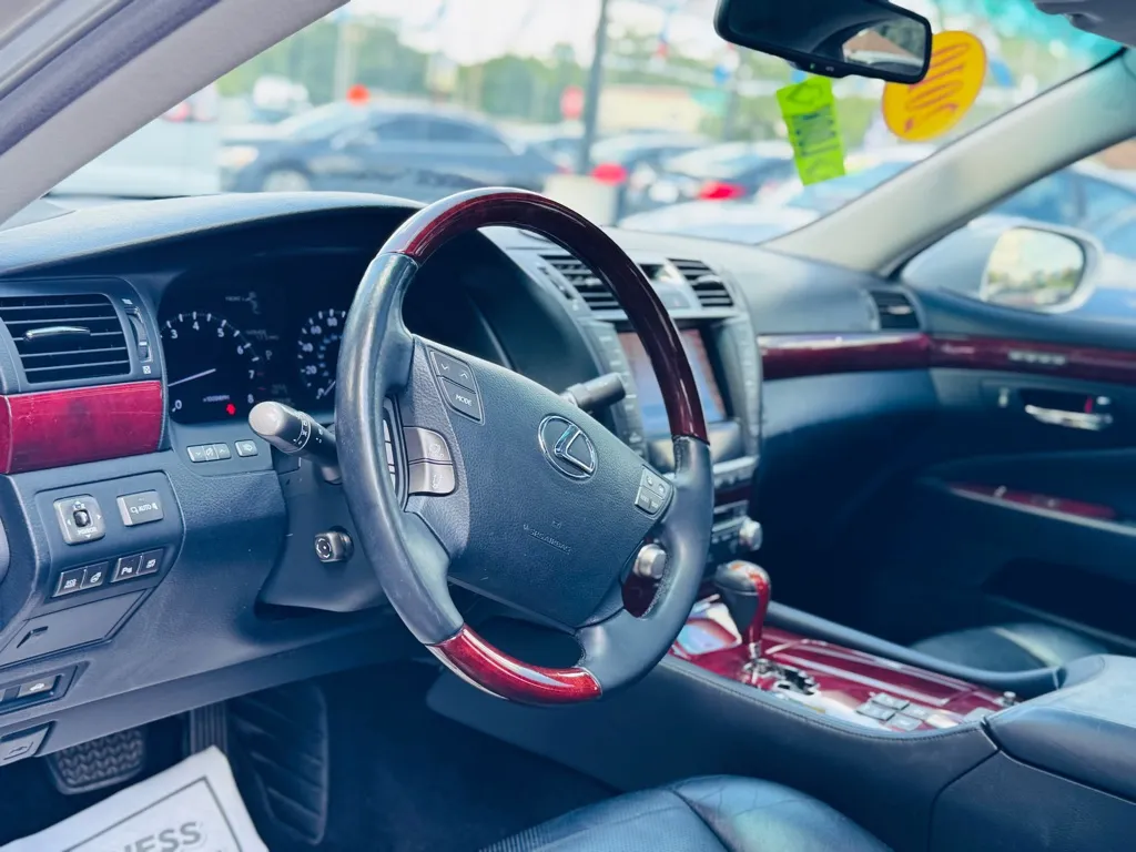 2010 Lexus LS 460 photo 23