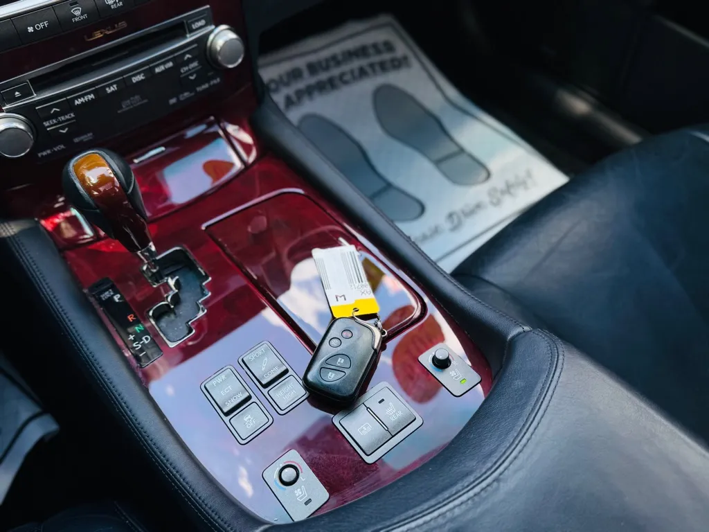 2010 Lexus LS 460 photo 32