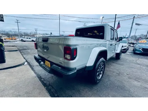 More photos of 2023 JEEP GLADIATOR OVERLAND at NWI AUTO FINANCE Valparaiso, IN