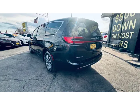 More photos of 2022 CHRYSLER PACIFICA HYBRID TOURING L at NWI AUTO FINANCE Valparaiso, IN