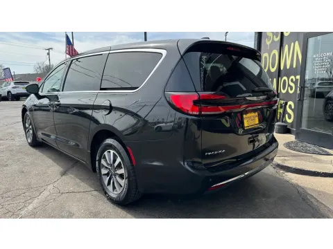 More photos of 2022 CHRYSLER PACIFICA HYBRID TOURING L at NWI AUTO FINANCE Valparaiso, IN