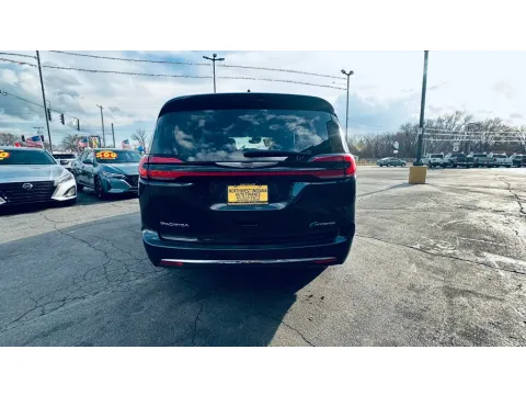 More photos of 2022 CHRYSLER PACIFICA HYBRID TOURING L at NWI AUTO FINANCE Valparaiso, IN
