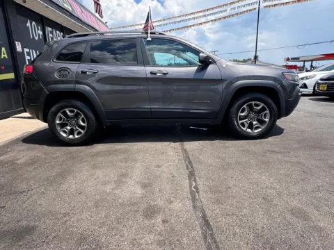 More photos of 2019 Jeep Cherokee Trailhawk at NWI AUTO FINANCE Valparaiso, IN