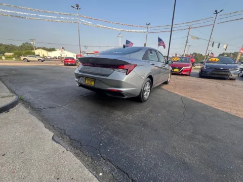 More photos of 2021 Hyundai Elantra SE at NWI AUTO FINANCE Valparaiso, IN