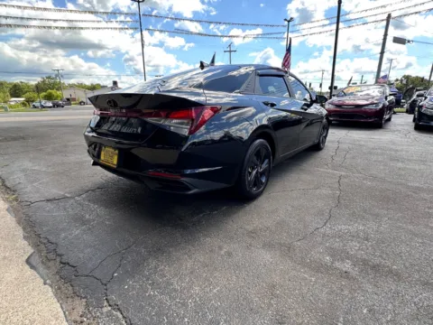More photos of 2022 HYUNDAI ELANTRA SEL at NWI AUTO FINANCE Valparaiso, IN