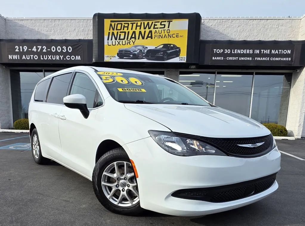 White 2023 CHRYSLER VOYAGER LX for sale in Merrillville, IN