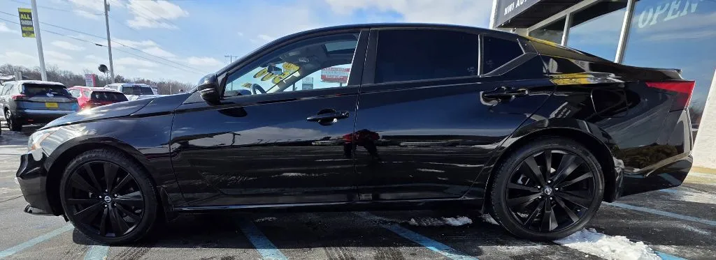 Black 2022 NISSAN ALTIMA 2.5 SR for sale in Merrillville, IN