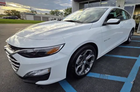 White 2024 CHEVROLET MALIBU LT for sale in Merrillville, IN
