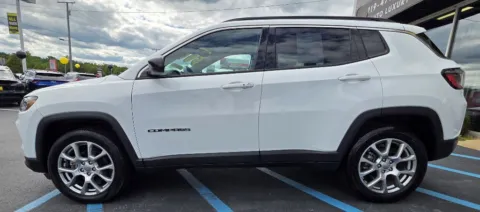 White 2022 JEEP COMPASS LATITUDE LUX for sale in Merrillville, IN