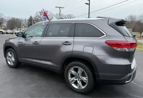 More photos of 2019 TOYOTA HIGHLANDER LIMITED at NWI Auto Finance Schererville, IN