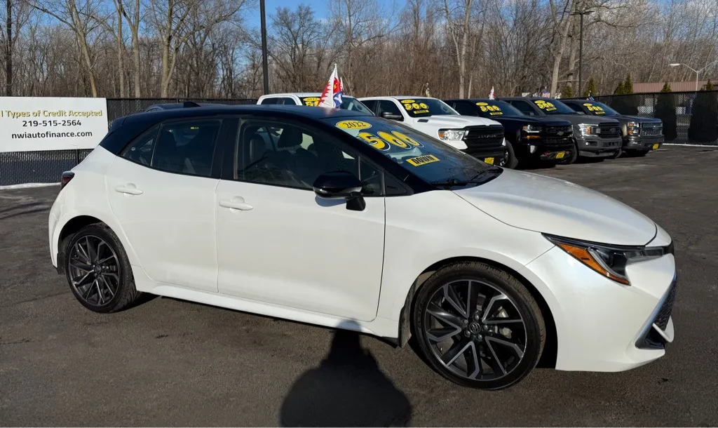 White 2022 TOYOTA COROLLA HATCHBA XSE for sale in Schererville, IN