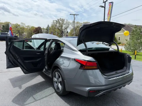 More photos of 2022 NISSAN ALTIMA 2.5 SL at NWI Auto Finance Schererville, IN