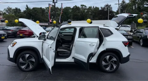 Another view of 2025 VOLKSWAGEN TAOS SE 4MOTION for sale in Schererville, IN at NWI Auto Finance Schererville