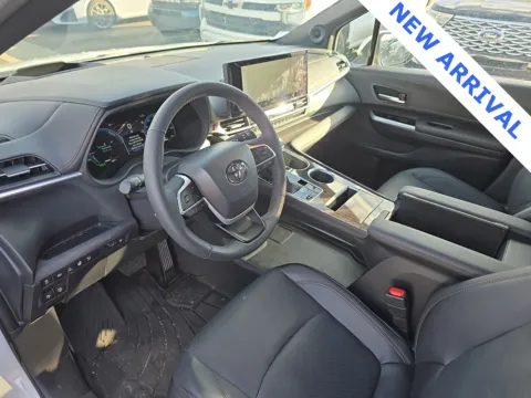 More photos of 2025 Toyota Sienna Platinum at NeXgen Motors, UT