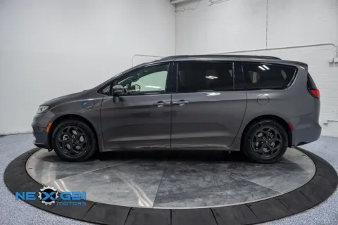More photos of 2021 Chrysler Pacifica Hybrid Limited at NeXgen Motors, UT