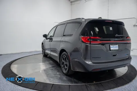 More photos of 2021 Chrysler Pacifica Hybrid Limited at NeXgen Motors, UT