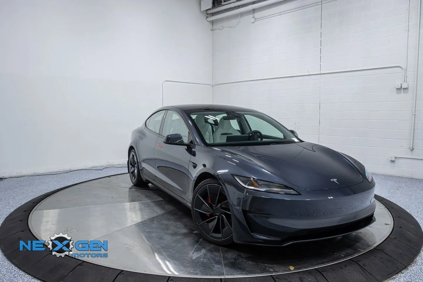 M*3様 【weekends ウィークエンズ】テリアとボール　グレー Used 2024 Tesla Model 3 Performance for sale in Lindon, UT at