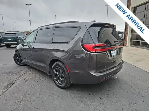 More photos of 2021 Chrysler Pacifica Hybrid Limited at NeXgen Motors, UT