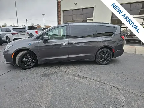 More photos of 2021 Chrysler Pacifica Hybrid Limited at NeXgen Motors, UT