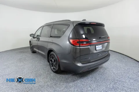 More photos of 2021 Chrysler Pacifica Hybrid Limited at NeXgen Motors, UT