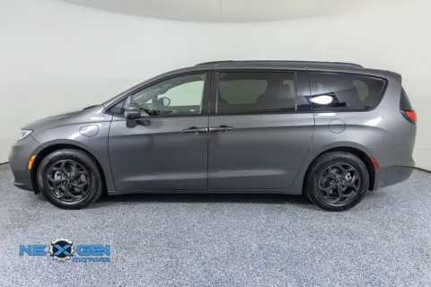 More photos of 2021 Chrysler Pacifica Hybrid Limited at NeXgen Motors, UT