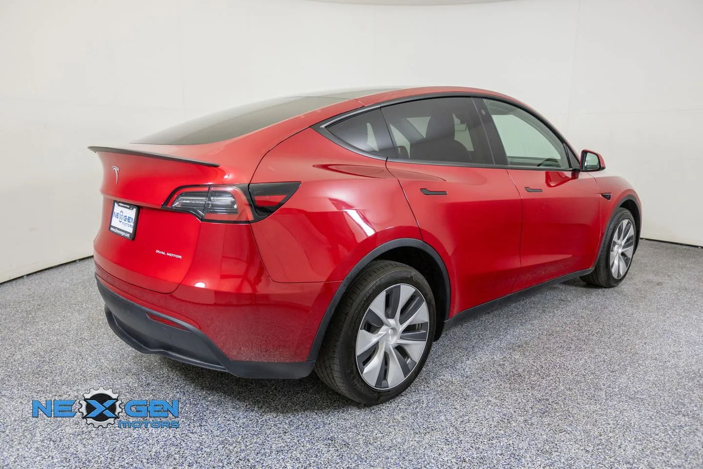 Tesla Model Y photo 8