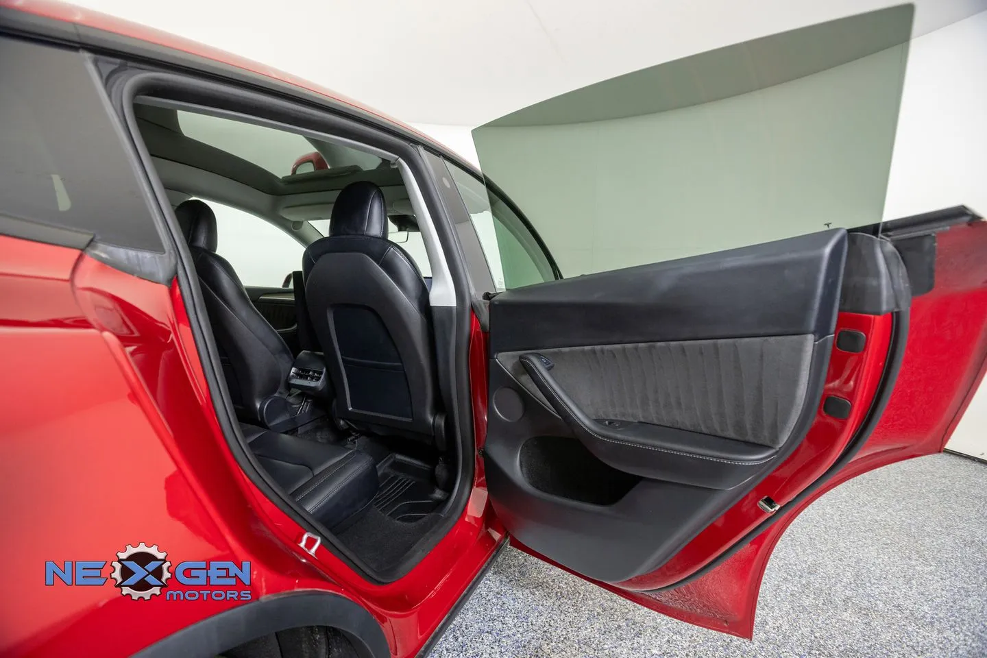Tesla Model Y photo 32