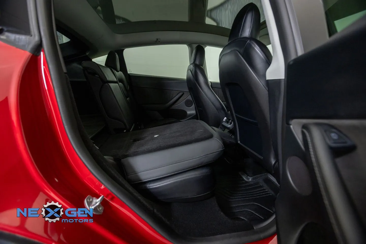 Tesla Model Y photo 35