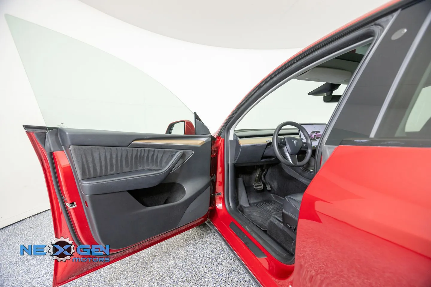 Tesla Model Y photo 10