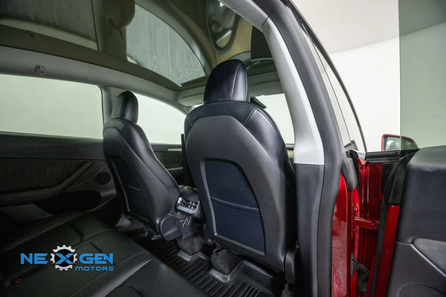 Tesla Model Y photo 33