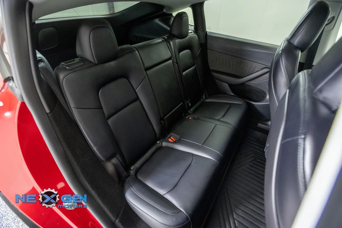 Tesla Model Y photo 36