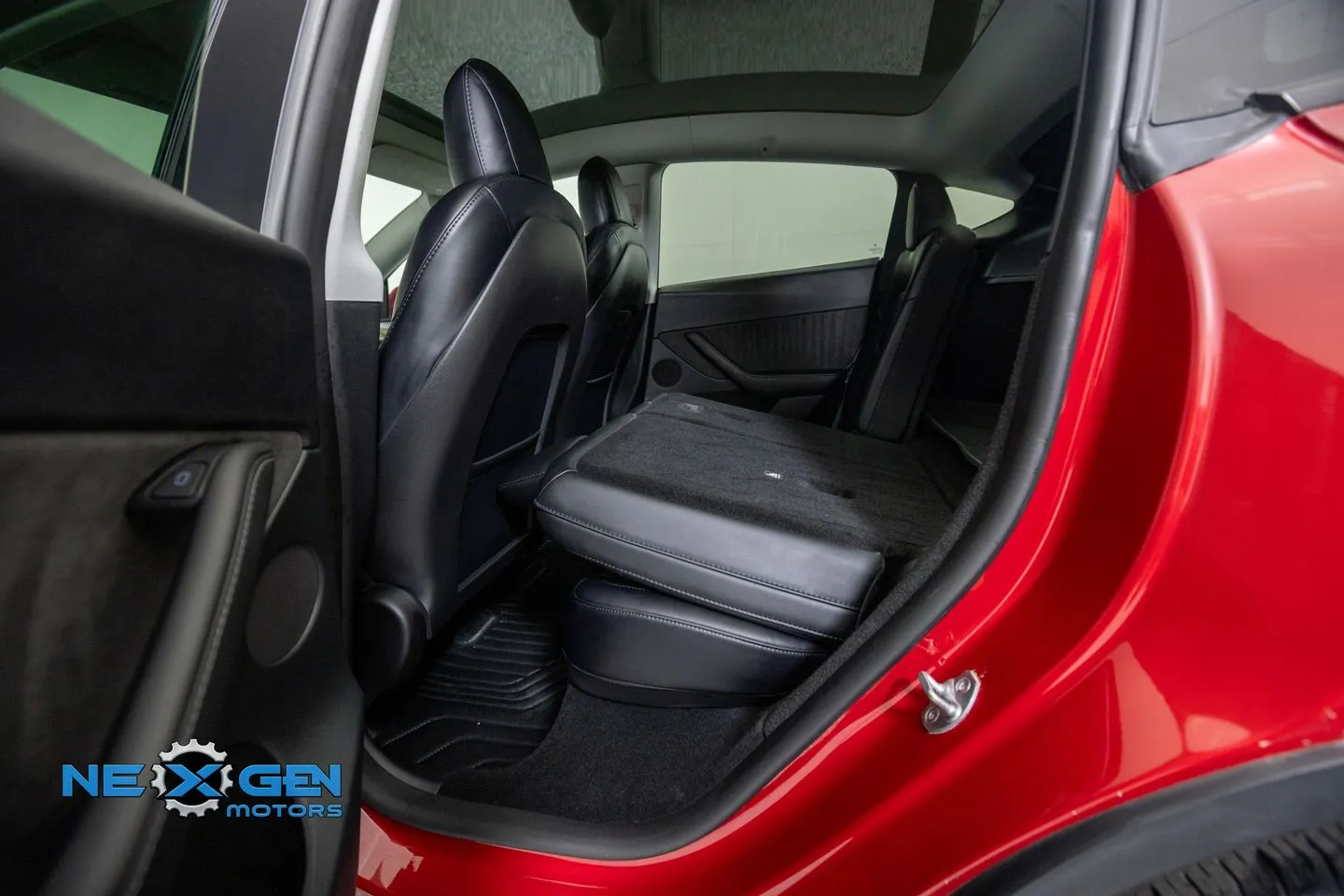 Tesla Model Y photo 26