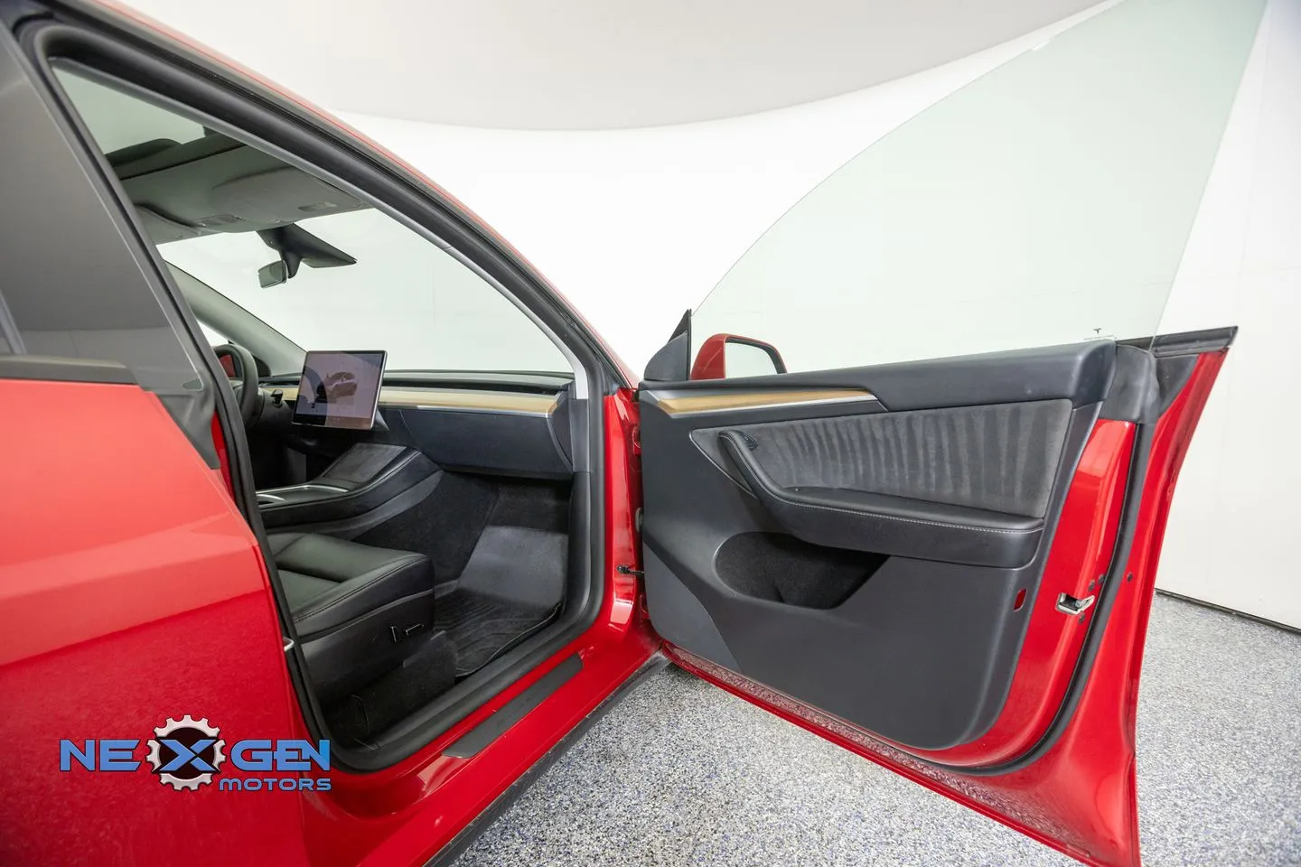 Tesla Model Y photo 37