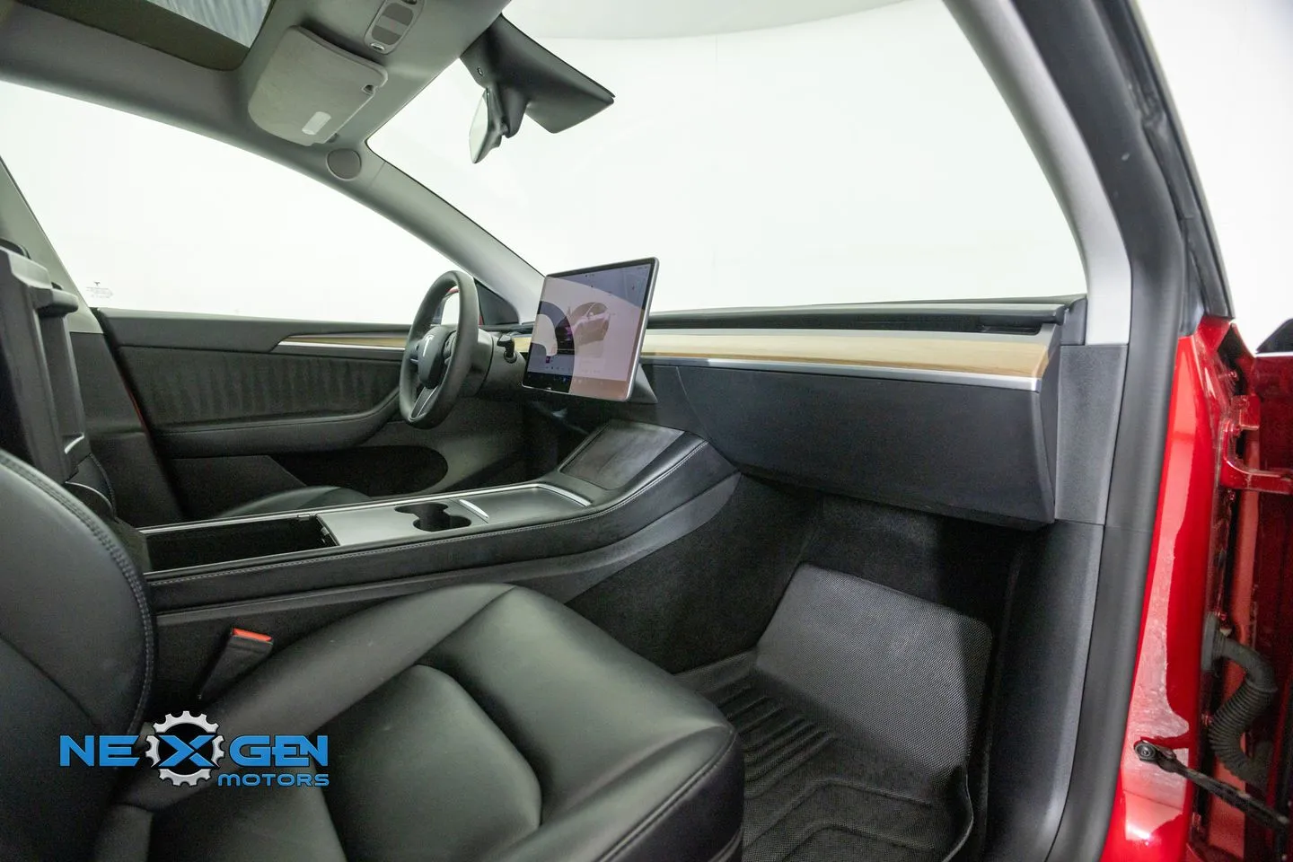 Tesla Model Y photo 38