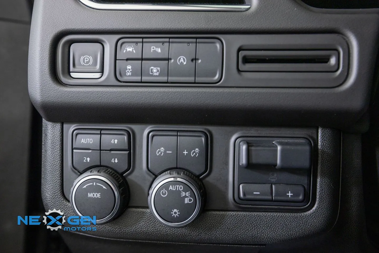 Chevrolet Suburban photo 14