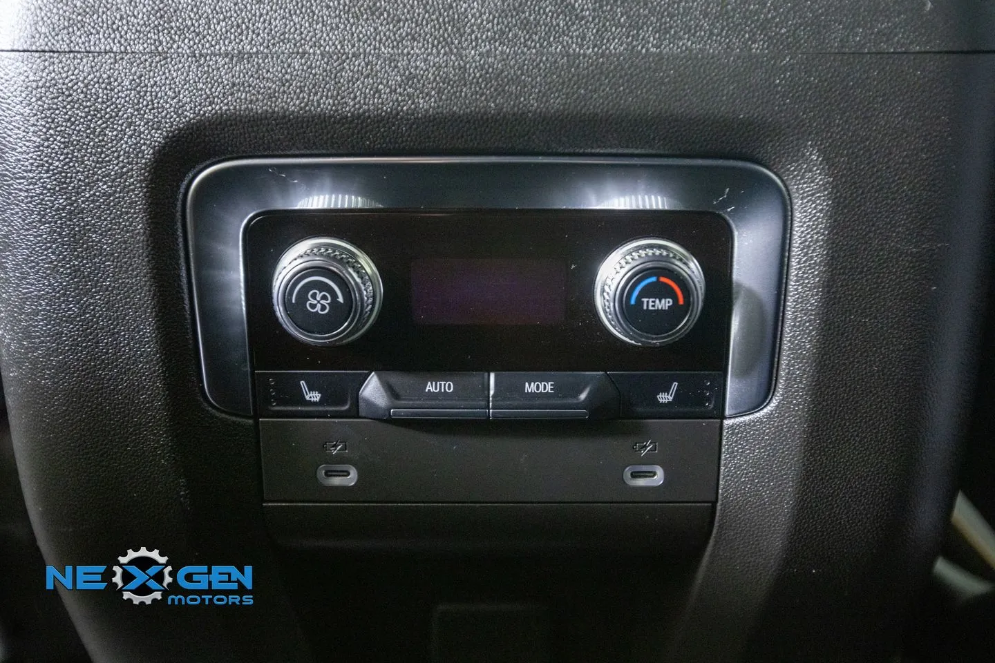 GMC Yukon XL photo 33