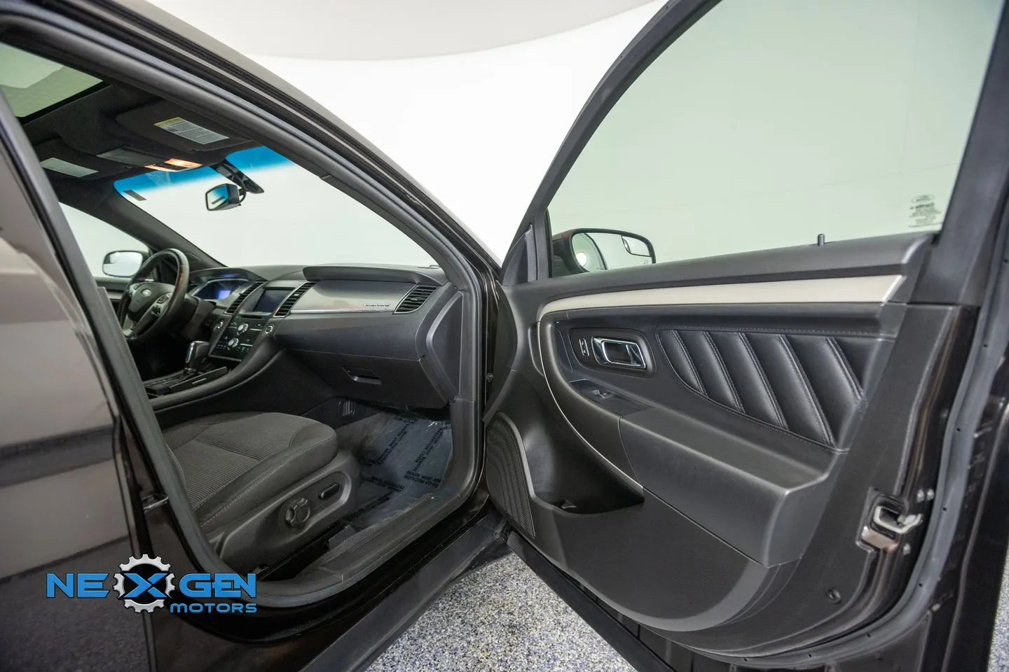 Ford Taurus photo 39