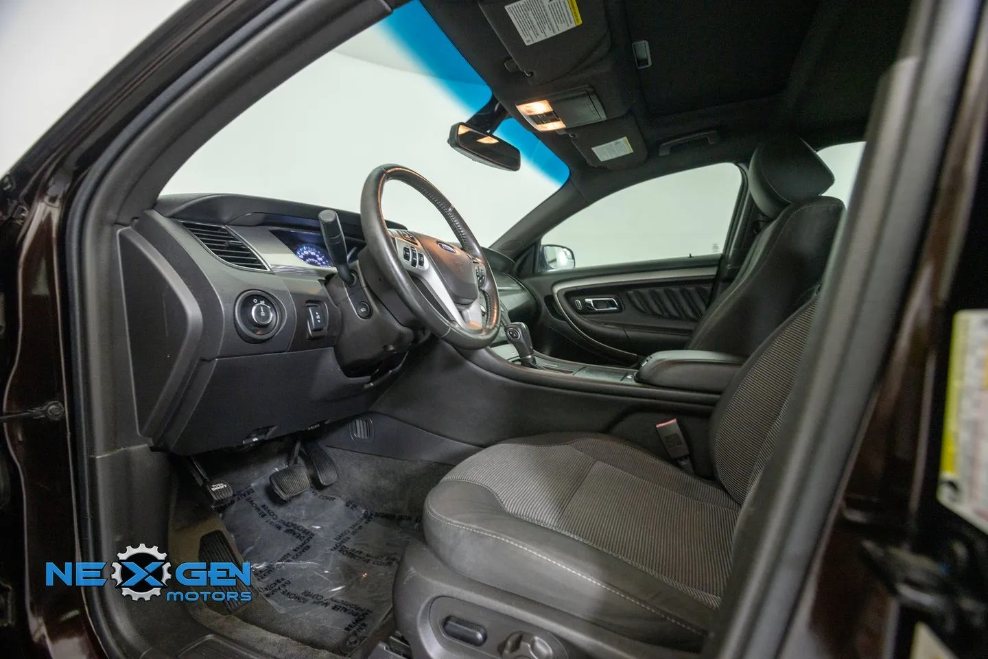 Ford Taurus photo 11