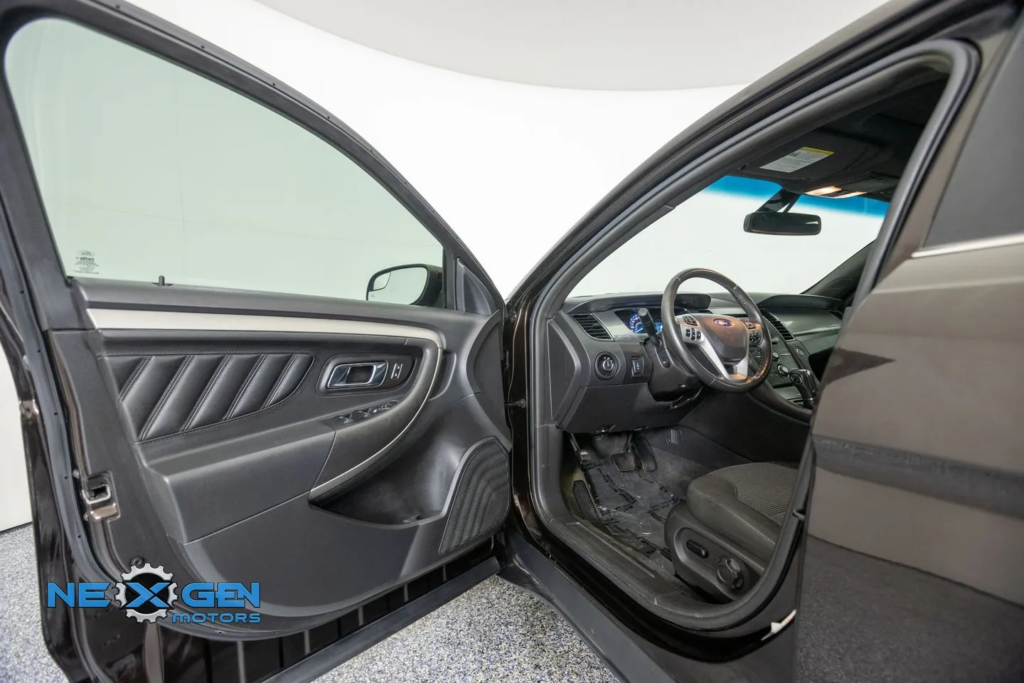 Ford Taurus photo 10