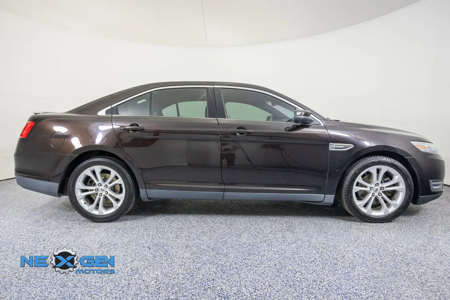 Ford Taurus photo 9